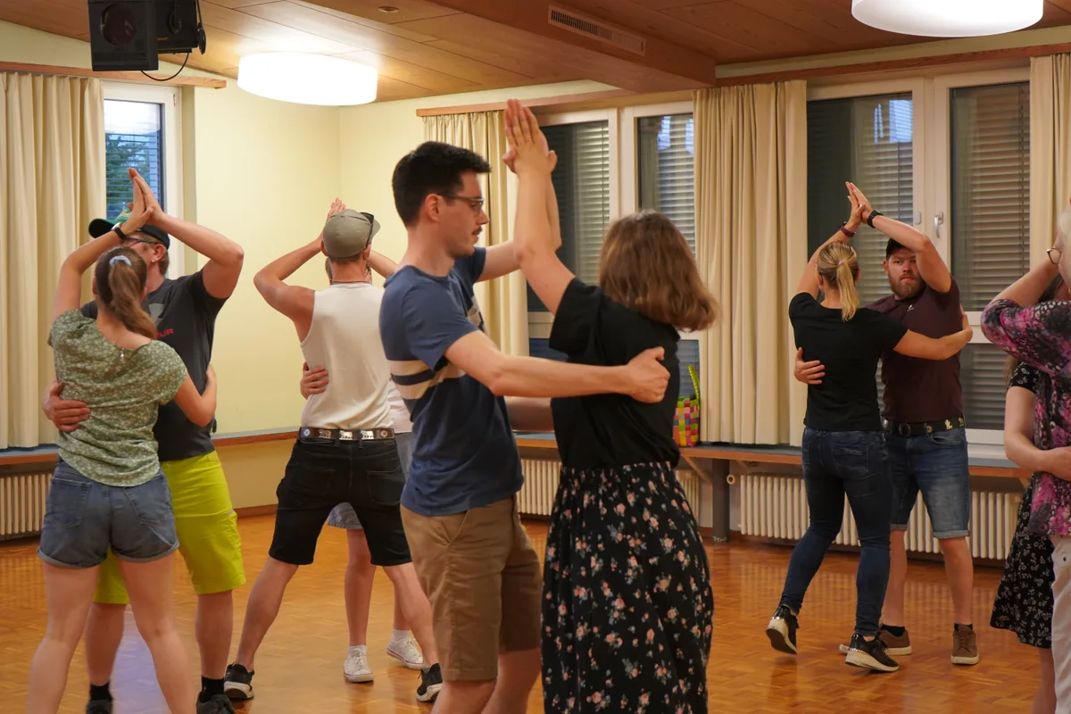Junge Tänzerinnen und Tänzer üben ihre Choreografie.